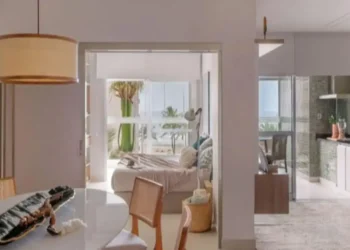 Gabriela Duarte apresenta seu sofisticado apartamento à beira-mar