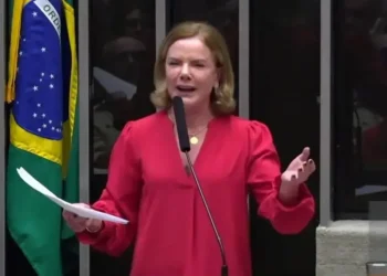 Gleisi canta samba-enredo em sessão do Congresso que homenageia Lula