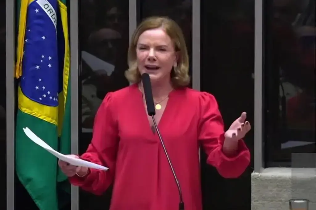 Gleisi canta samba-enredo em sessão do Congresso que homenageia Lula