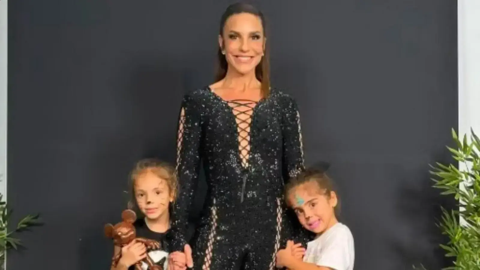 Ivete Sangalo antecipa aniversário das gêmeas com lembrancinhas temáticas