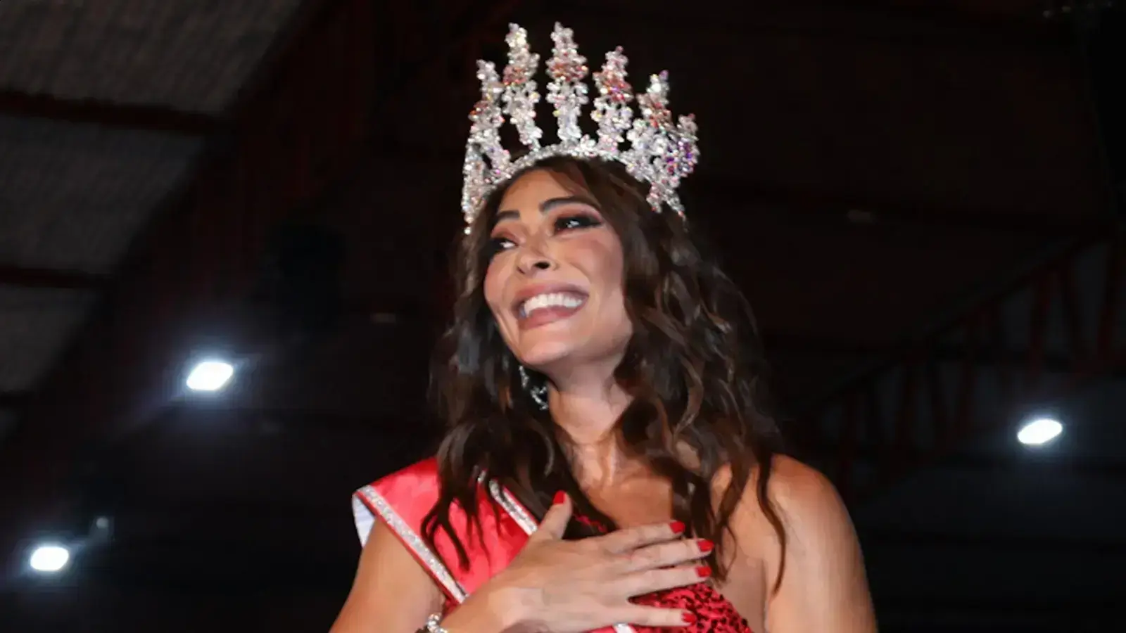 Juliana Paes é coroada rainha da Viradouro após 17 anos em grande estilo
