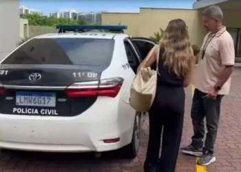 Justiça revoga prisão de Agostina Paez; advogada é liberada com tornozeleira