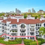 Karolina Kurkova comemora 42 anos com mansão de R$ 34 milhões