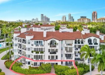 Karolina Kurkova comemora 42 anos com mansão de R$ 34 milhões