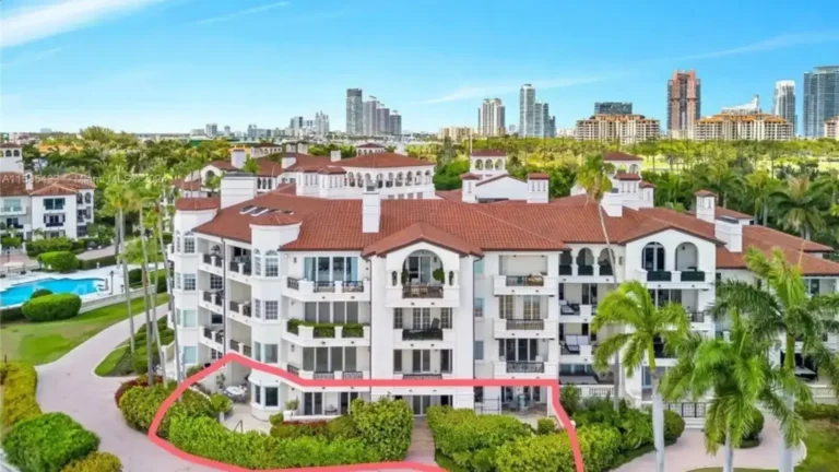 Karolina Kurkova comemora 42 anos com mansão de R$ 34 milhões