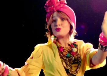 Larissa Manoela presta homenagem a Carmen Miranda e fala sobre cinebiografia