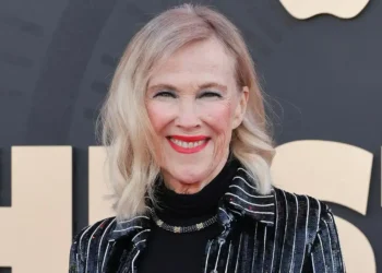 Laudo aponta embolia pulmonar e câncer retal na morte de Catherine O'Hara
