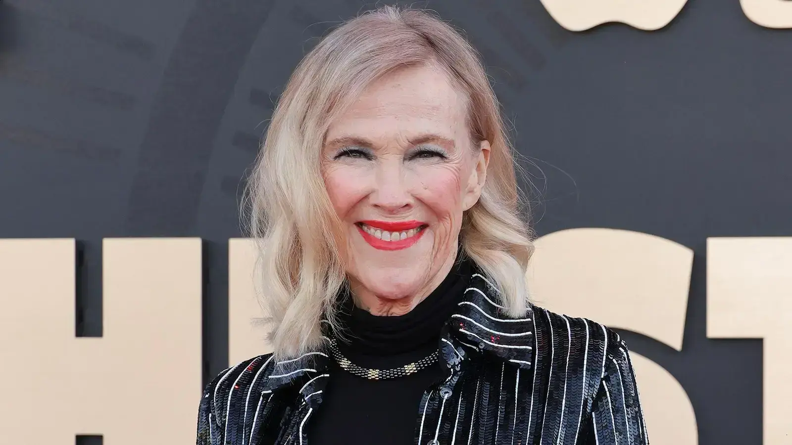 Laudo aponta embolia pulmonar e câncer retal na morte de Catherine O'Hara