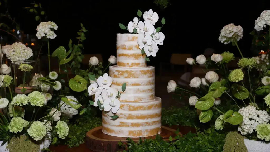 Lexa comemora 31 anos com festa do branco e decoração sofisticada