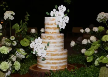 Lexa comemora 31 anos com festa do branco e decoração sofisticada