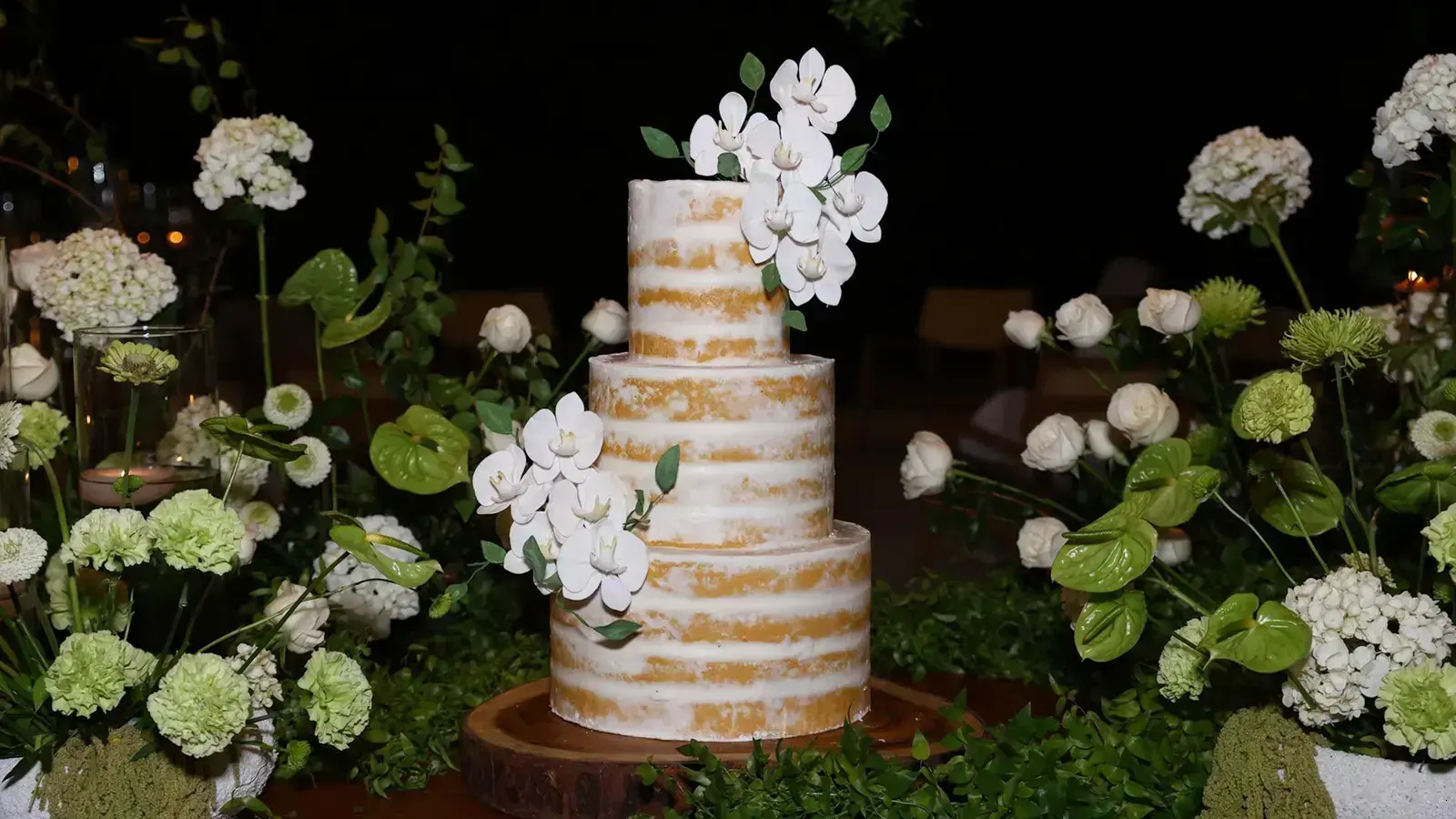 Lexa comemora 31 anos com festa do branco e decoração sofisticada