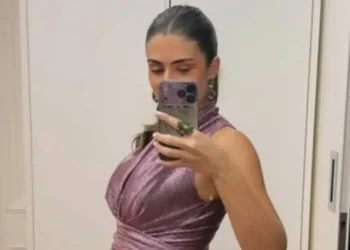 Luma Cesar mostra barriguinha em vestido acinturado antes da formatura do irmão