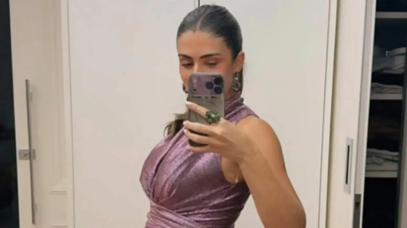 Luma Cesar mostra barriguinha em vestido acinturado antes da formatura do irmão