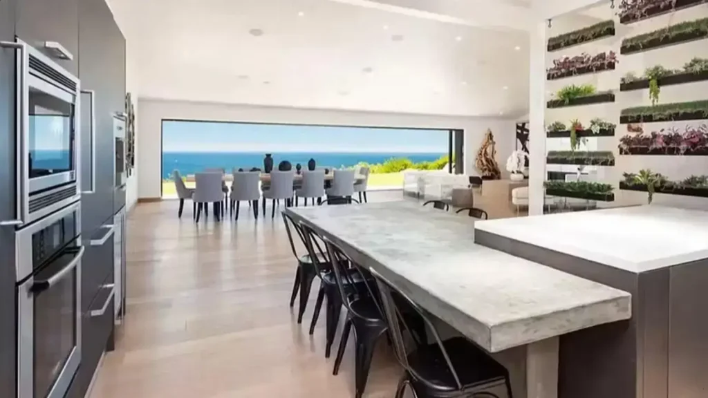 Mansão de Matthew Perry em Los Angeles vendida por US$ 8,5 milhões