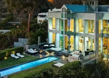 Mansão de Rihanna em Los Angeles está disponível para locação por R$ 775 mil mensais