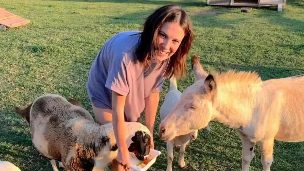 Millie Bobby Brown comemora seu 22º aniversário em meio à vida na fazenda