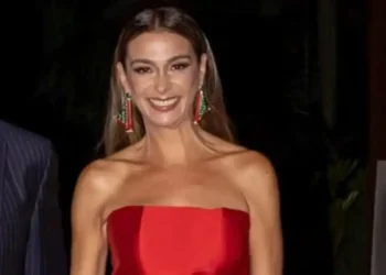 Mônica Martelli celebra 7 anos de namoro com Fernando Alteriô