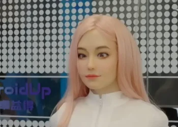 Moya: robô humanoide biomimético da Droidup chega com pele quente e preço alto