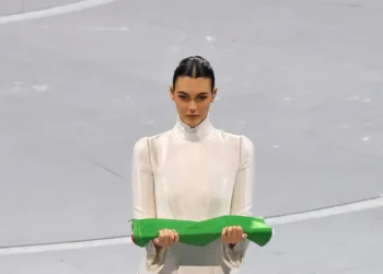 Namorada de Leonardo DiCaprio brilha na abertura das Olimpíadas de Inverno