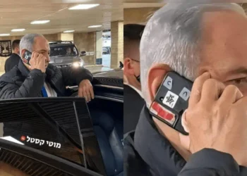 Netanyahu com câmera do celular tampada: por que selos invioláveis são usados