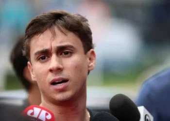 Nikolas Ferreira defende Michelle e critica Eduardo Bolsonaro em visita a Jair