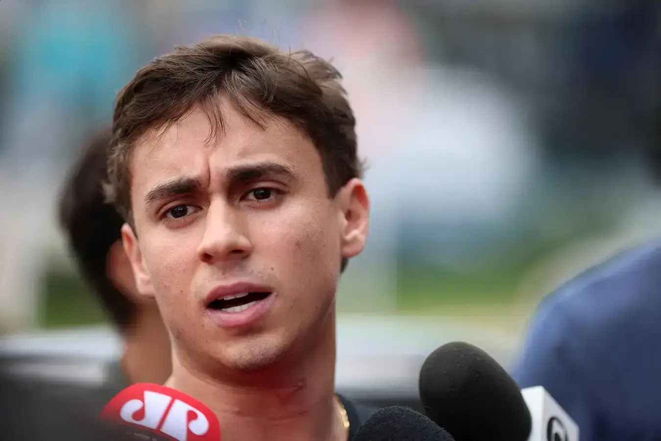 Nikolas Ferreira defende Michelle e critica Eduardo Bolsonaro em visita a Jair