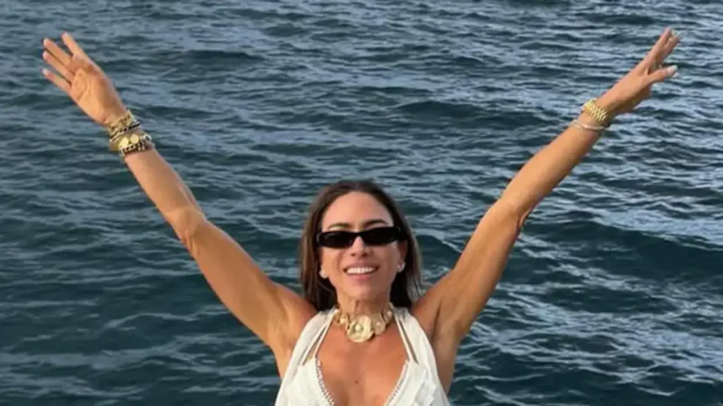 Patricia Abravanel exibe fotos de férias em família e surpreende fãs