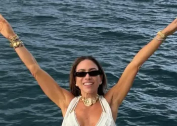 Patricia Abravanel exibe fotos de férias em família e surpreende fãs