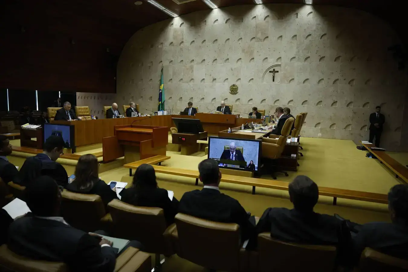 Pendências sobre pagamentos extras no STF geram debates acalorados