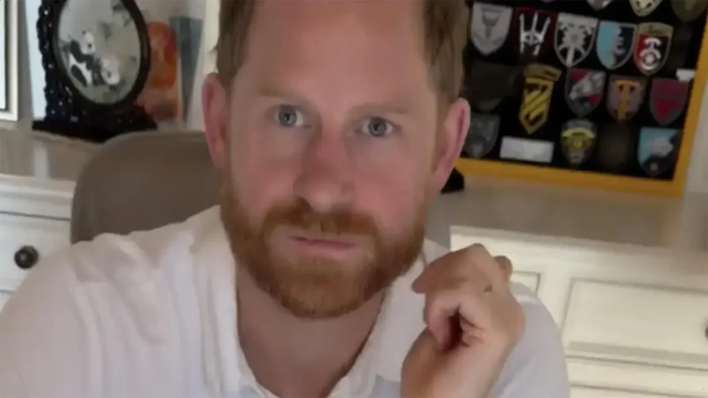 Príncipe Harry aparece descalço em momento íntimo no escritório de casa