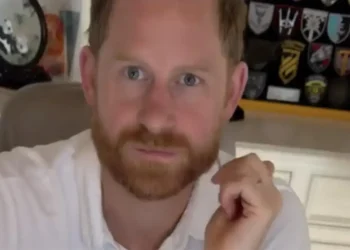 Príncipe Harry aparece descalço em momento íntimo no escritório de casa