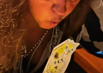 Regina Casé celebra 72 anos com festa animada e bolo incrível