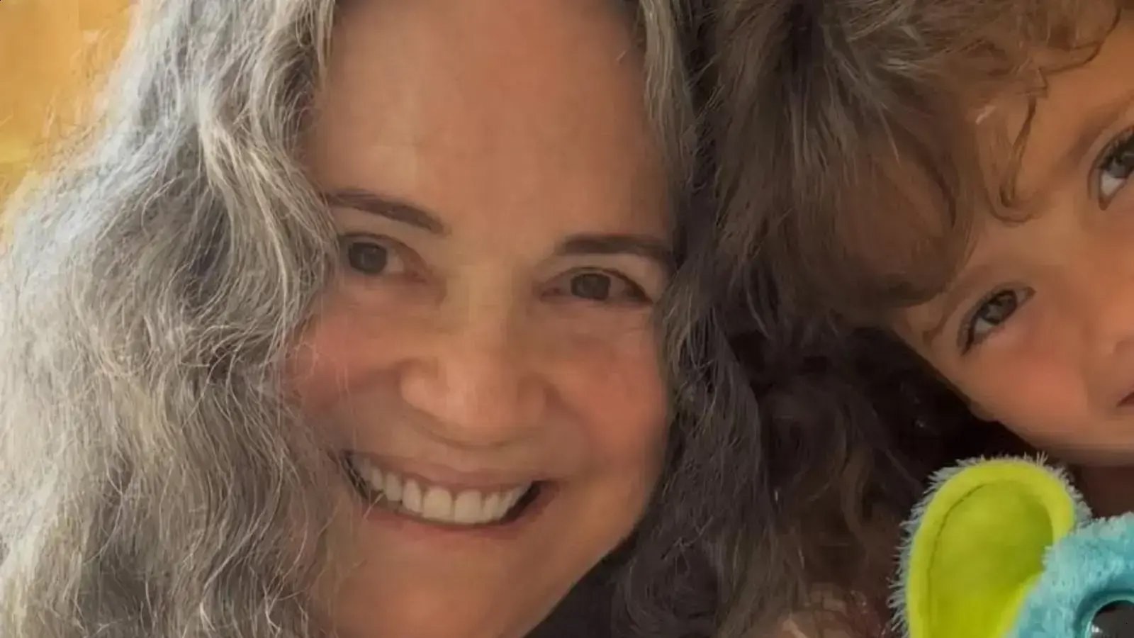 Regina Duarte compartilha momento especial com a neta durante as férias