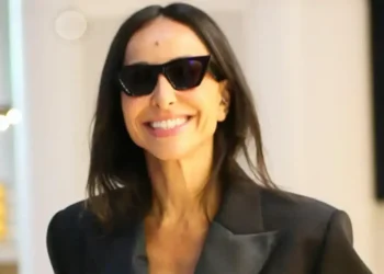 Sabrina Sato é flagrada em aeroporto com bolsa Hermès avaliada em R$166.614