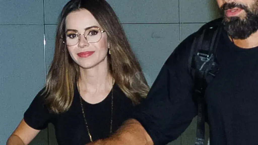 Sandy e Pedro Andrade se beijam pela primeira vez em público