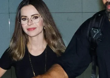 Sandy e Pedro Andrade se beijam pela primeira vez em público