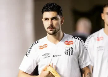 Santos é punido com transferência bloqueada por dívida com clube português