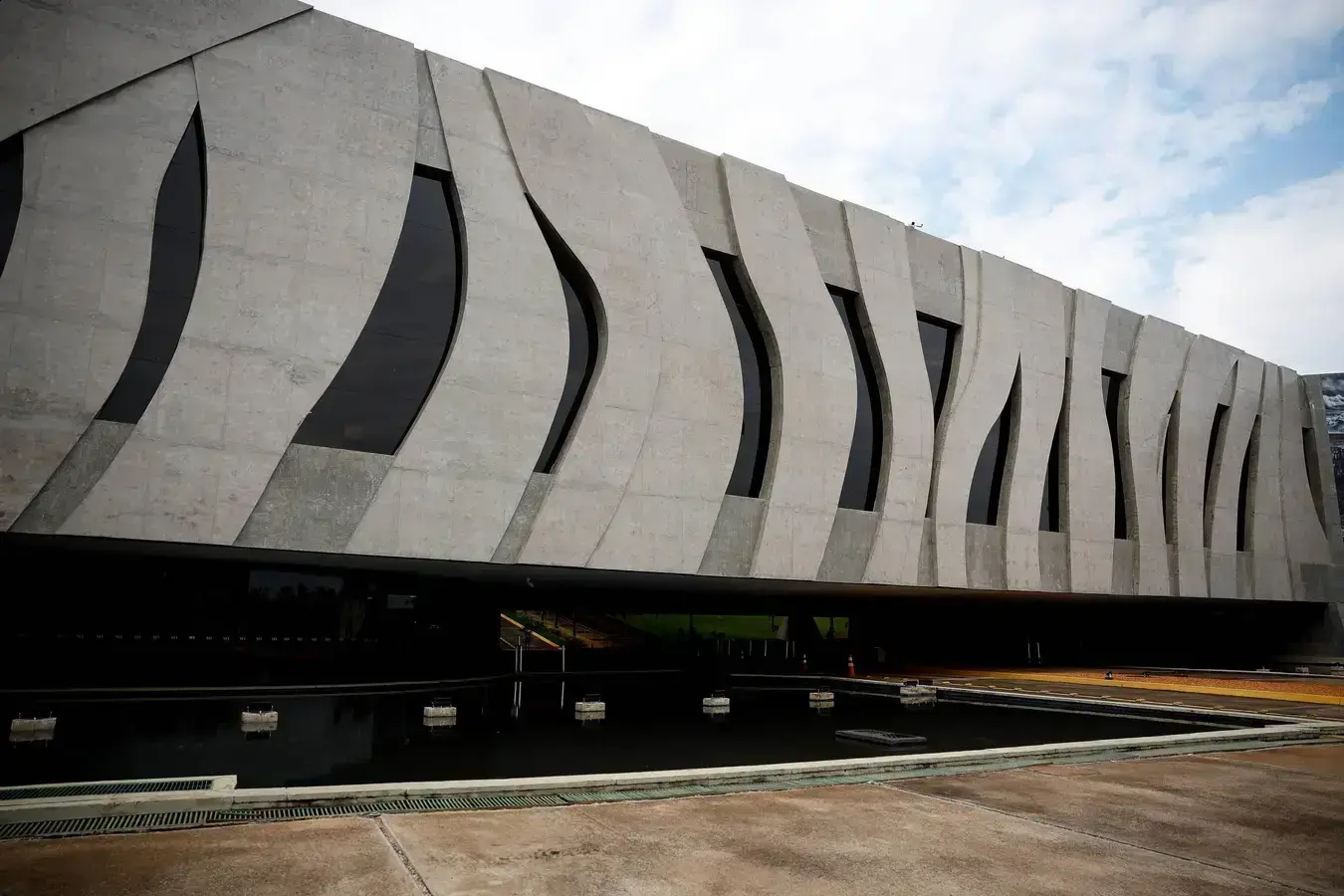 STJ mantém decisão e nega recurso de Luciano Hang contra Folha