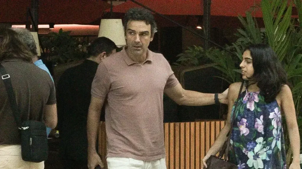 Tadeu Schmidt é flagrado em momento família com a filha Laura