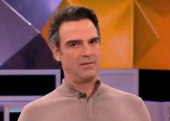 Tadeu Schmidt se atrapalha em Prova do Anjo ao vivo e comete erros