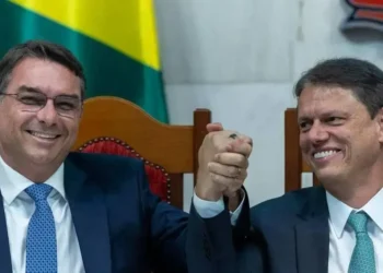 Tarcísio anuncia plano de governo para Flávio Bolsonaro até março