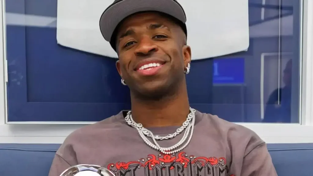 Vini Jr. surpreende Ludmilla com chuteira personalizada