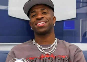 Vini Jr. surpreende Ludmilla com chuteira personalizada