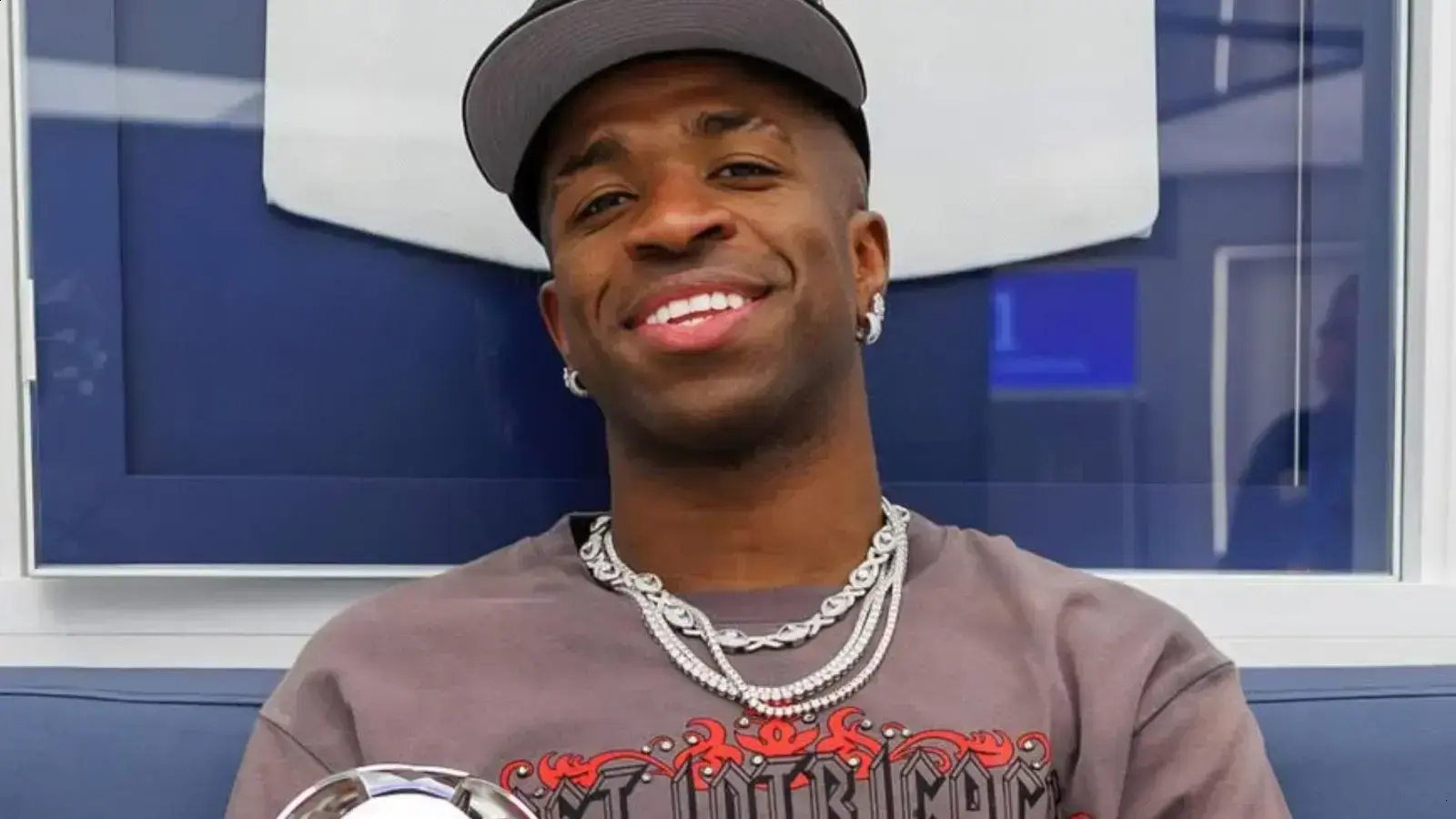 Vini Jr. surpreende Ludmilla com chuteira personalizada