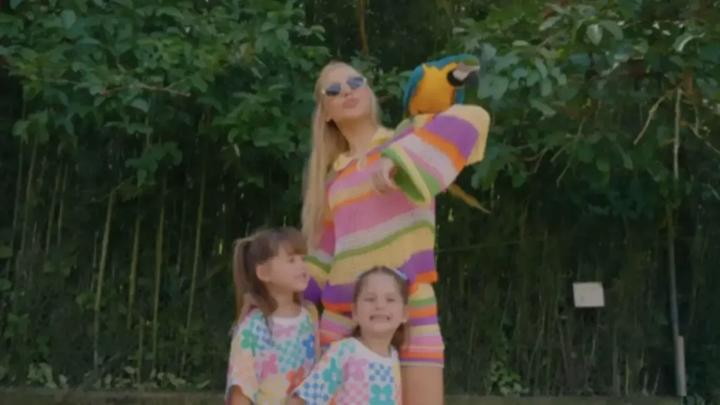 Virginia Fonseca impressiona ao pegar empréstimo de bolsa de filha em Madri