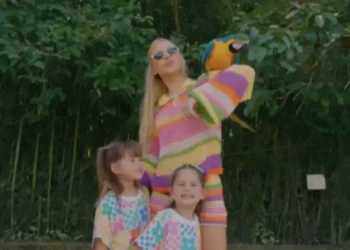 Virginia Fonseca impressiona ao pegar empréstimo de bolsa de filha em Madri