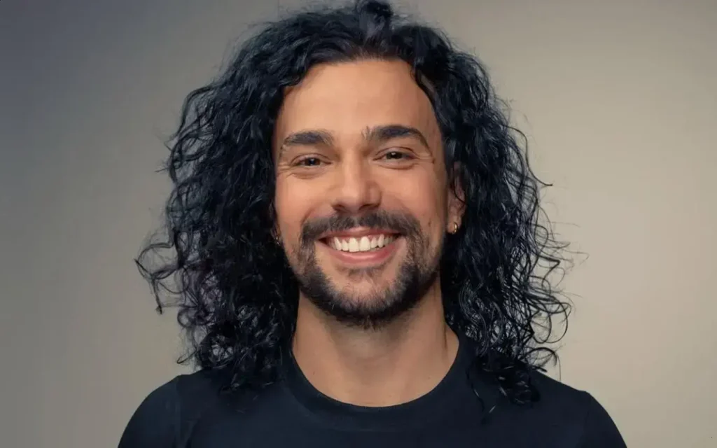 Vítor diCastro fala sobre o medo do fracasso e pressão no meio LGBTQIA+