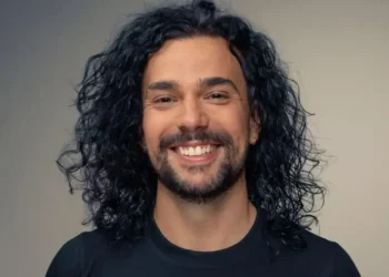 Vítor diCastro fala sobre o medo do fracasso e pressão no meio LGBTQIA+