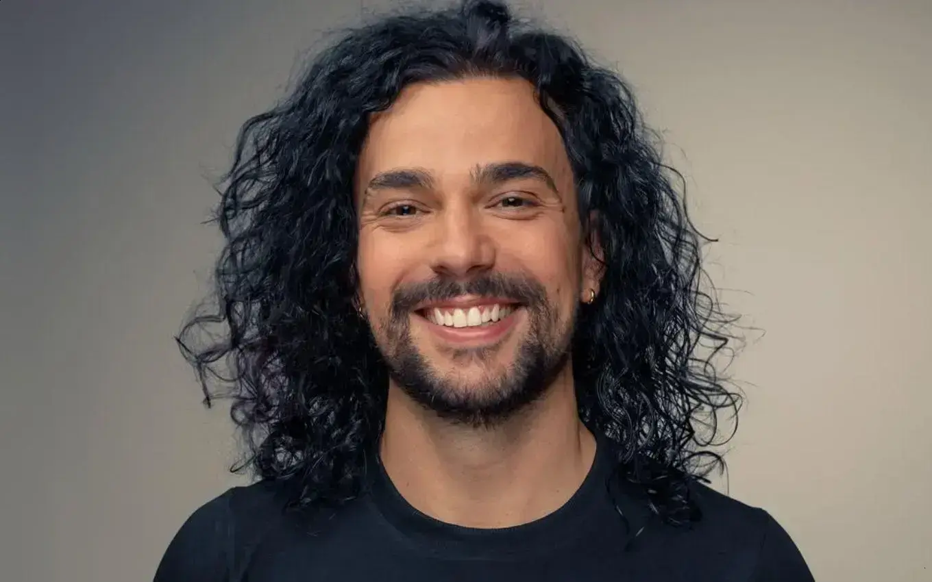 Vítor diCastro fala sobre o medo do fracasso e pressão no meio LGBTQIA+