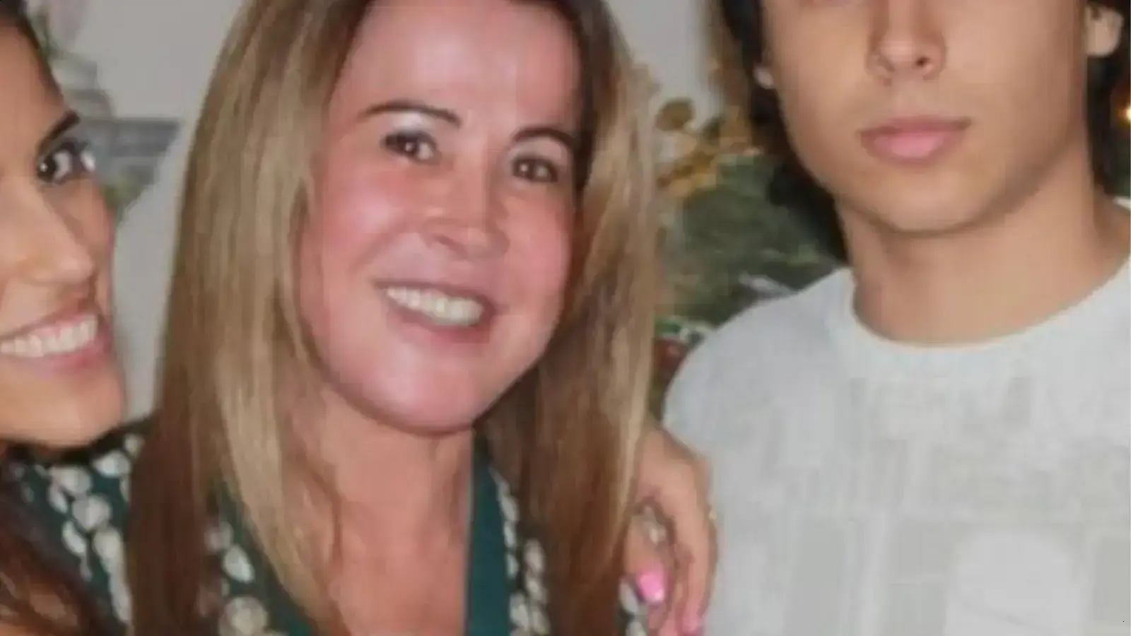 Zilu Camargo resgata foto rara com os três filhos: 'Voltaria nesse dia'